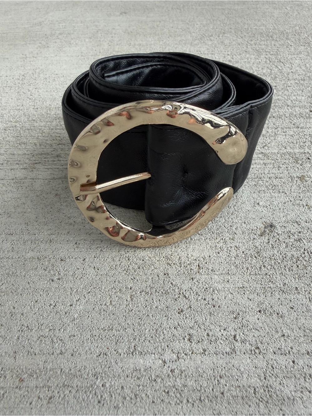Vintage Wide Black Faux Leather Belt Hammered Gold Tone Buckle K36774 Size 40.5”